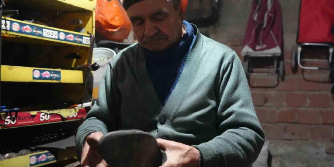 6 metrekarede 64 yıllık emek: Eşi olmadan dükkanını asla açmıyor 6